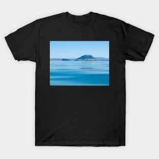 Landmark Mount Maunganui at Tauranga New Zealand and background hills across calm idyllic blue sea T-Shirt